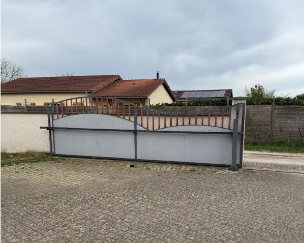 Remise en peinture d’un portail — avant travaux