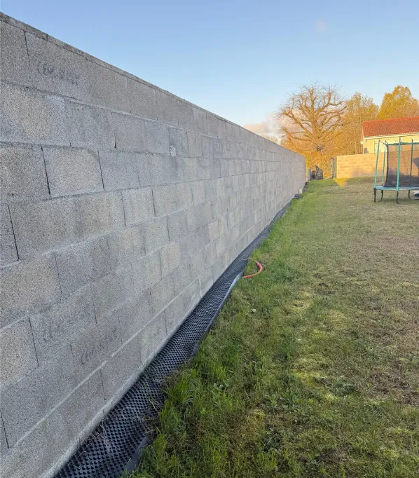 Mur de clôture enduit — avant travaux